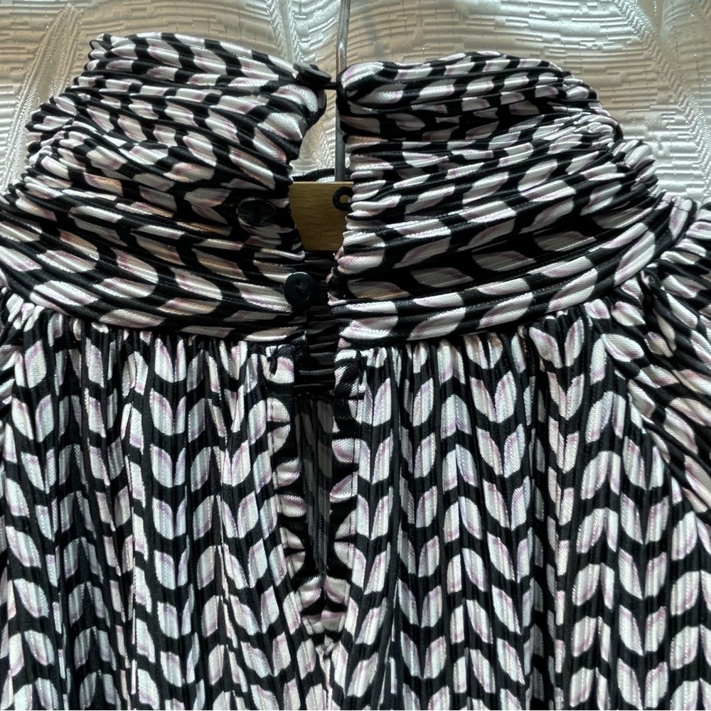 Reitmans Pleated Mock Neck Blouse Womens Black White Geometric Leaf Excellent - Picture 6 of 8